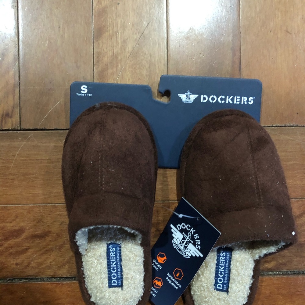 Youth Dockers slippers tan small youth 11/12